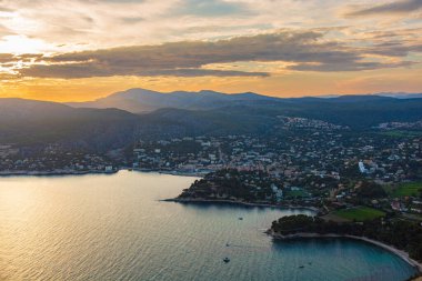 Deniz ve kayalarla güzel bir manzara, Akdeniz 'de gün batımı, Fransa.