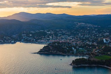 Deniz ve kayalarla güzel bir manzara, Akdeniz 'de gün batımı, Fransa.