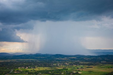 Fransız Bölgesi 'ndeki fırtınalı yaz manzarası. Fırtınadan önceki resim gibi..