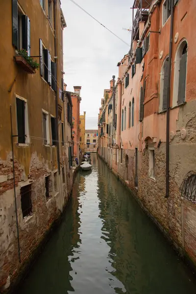 Venice in Real Life, Genuine Street ve Canal Fotoğrafçılık Şehrin Gerçek Atmosferini Turist Kartpostallarının Ötesinde Gösteriyor. Yüksek kalite fotoğraf