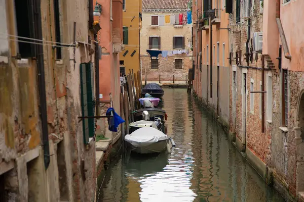 Venice in Real Life, Genuine Street ve Canal Fotoğrafçılık Şehrin Gerçek Atmosferini Turist Kartpostallarının Ötesinde Gösteriyor. Yüksek kalite fotoğraf