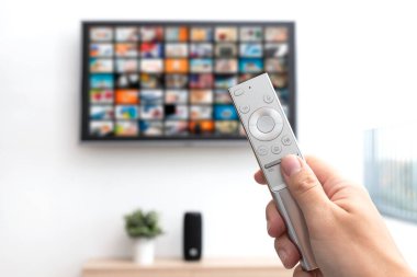 Çoklu ortam video akışı kavramı. Televizyon hazır, uzaktan kumanda hazır.