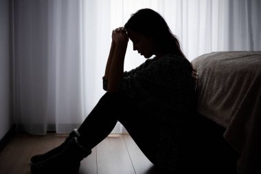 Depresyonda olan bir kadın. Üzüntü ve baş ağrısı