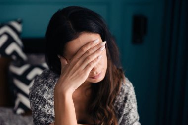 Depresyonda olan bir kadın. Üzüntü ve baş ağrısı