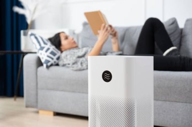 Hava temizleyici kullanan kadın, PM 2.5 toz filtresi, temiz ve sağlıklı hava