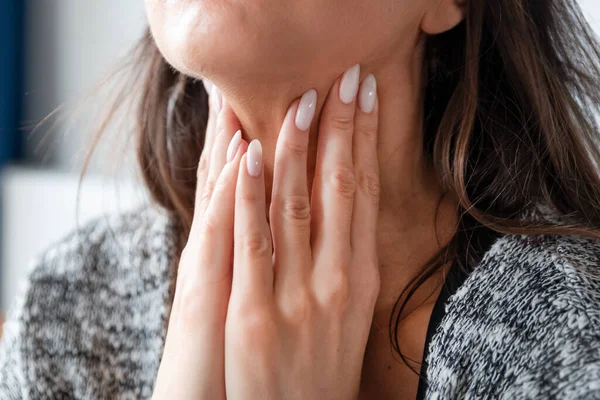 Giovane Donna Auto Esame Ghiandola Tiroidea Concetto Hashimoto Cancro Alla — Foto Stock