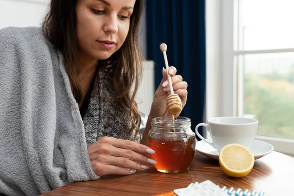 Kranke Frau Steckt Etwas Honig Ihren Tee Stockbild