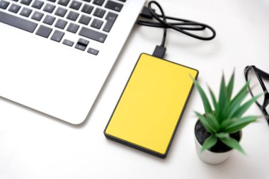 Harici sabit disk bilgisayara bağlandı. USB sürücü yedekleme verisi