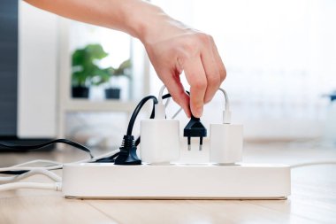 Yerdeki elektrik prizini takıyorum, evdeki prizi takıyorum. Enerji verimliliği kavramı