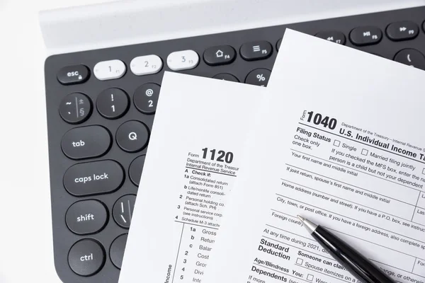 コンピュータキーボード上の米国の税務フォーム 所得税の概念 — ストック写真