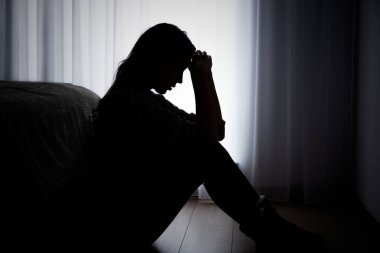 Depresyonda olan bir kadın. Üzüntü ve baş ağrısı