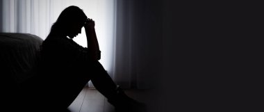 Depresyonda olan bir kadın. Üzüntü ve baş ağrısı