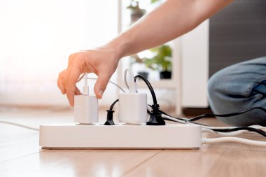 Yerdeki elektrik prizini takıyorum, evdeki prizi takıyorum. Enerji verimliliği kavramı