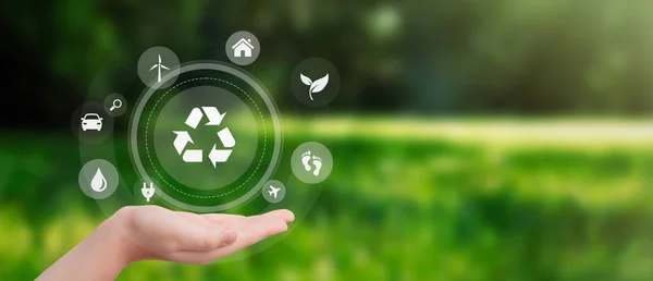 リサイクルとエコシンボルで手 持続可能なエネルギー源 廃棄物ゼロの概念 — ストック写真