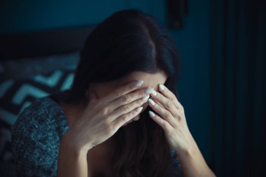 Depresyondaki kadın yatakta oturuyor. Depresyon kavramı