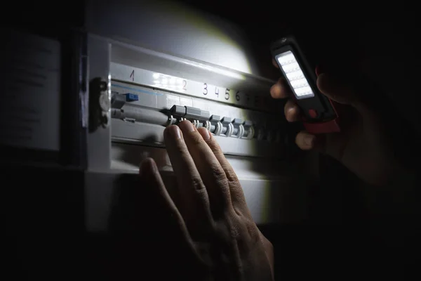 Досліджуйте Домашню Коробку Запобіжника Під Час Відключення Електроенергії Концепція Blackout — стокове фото
