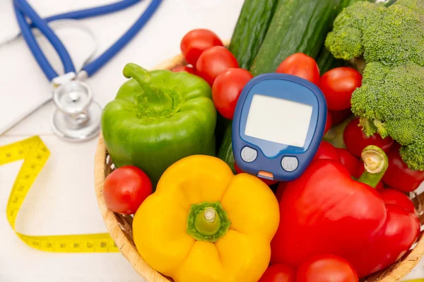 Γλυκόμετρο Και Λαχανικά Υγεία Διαβήτης Έννοια — Φωτογραφία Αρχείου