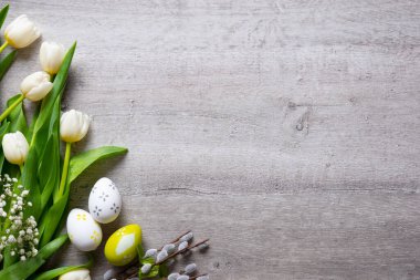 Yumurta ve laleli Paskalya arkaplanı, boşluğu kopyala