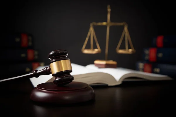 Gavel Bir Dizi Hukuk Kitabına Yaslanıyor Hukuk Teması — Stok fotoğraf