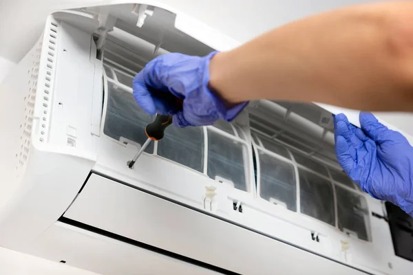 Elektricien Repareert Airconditioner Binnen Reinig Airconditioningsysteem — Stockfoto