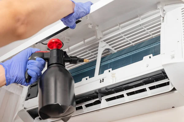 Electricista Reparando Aire Acondicionado Interiores Sistema Aire Acondicionado Limpieza Hombre —  Fotos de Stock