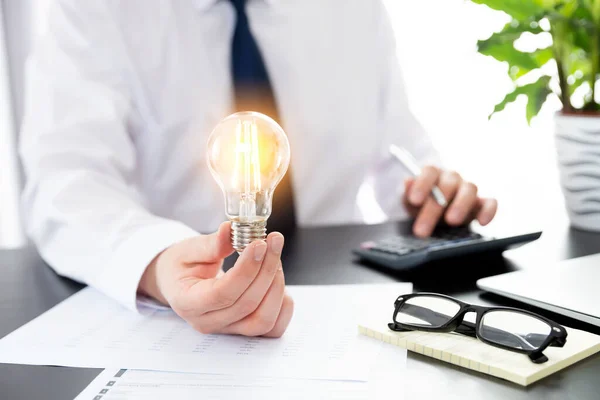Affärsidéer Innovativ Teknik Och Kreativitet Affärsman Med Glödlampa — Stockfoto