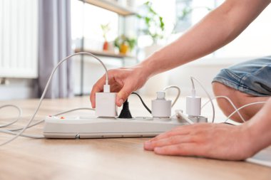 Evdeki prizin prizine elektrik prizi takın. Enerji verimliliği kavramı