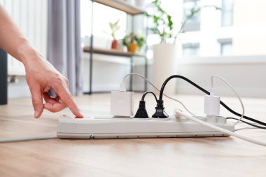 Evdeki prizin prizine elektrik prizi takın. Enerji verimliliği kavramı