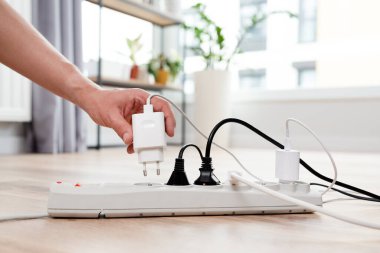 Evdeki prizin prizine elektrik prizi takın. Enerji verimliliği kavramı