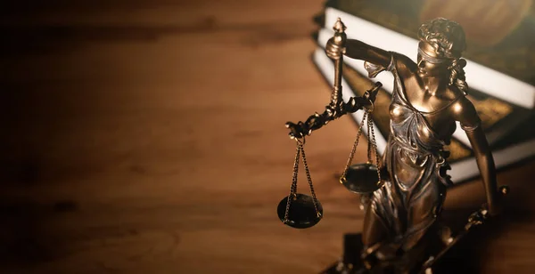 Adalet Hukuk Kitabı Ahşap Masa Adalet Hukuk Kavramı — Stok fotoğraf