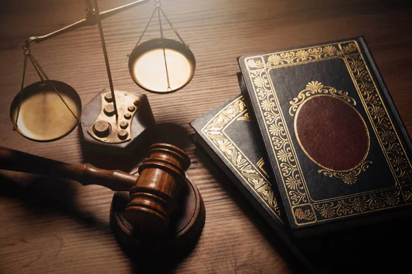 Δικαστής Gavel Και Νομικό Βιβλίο Για Ξύλινο Τραπέζι Δικαιοσύνη Και — Φωτογραφία Αρχείου