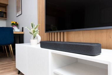 Modern bir evde ses çubuğu. Müzik dinlemek ve film izlemek.