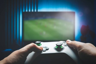 Video oyun denetleyici, arka planda TV ekranı olan oyun konsepti