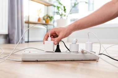 Evdeki prizin prizine elektrik prizi takın. Enerji verimliliği kavramı
