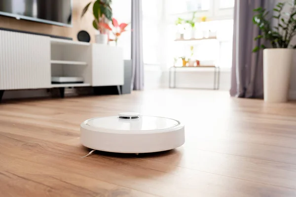 Weißer Staubsaugerroboter Auf Dem Boden Wohnzimmer Smart Home Gerät — Stockfoto