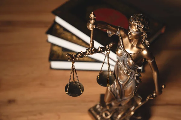 木製のテーブル 正義と法律の概念に関する正義と法的本 — ストック写真