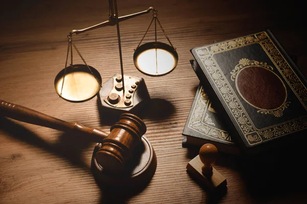 Sędzia Młotek Książka Prawna Drewnianym Stole Sprawiedliwości Koncepcji Prawa — Zdjęcie stockowe