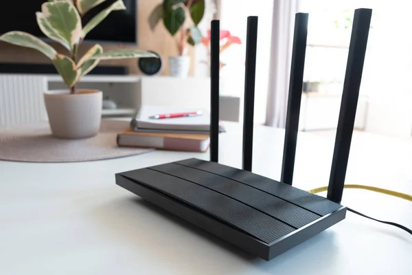 Router Mit Antennen Wohnzimmer Konzept Für Schnelles Internet — Stockfoto