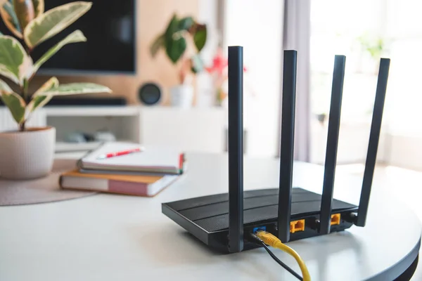 Router Com Antenas Sala Estar Conceito Internet Alta Velocidade — Fotografia de Stock