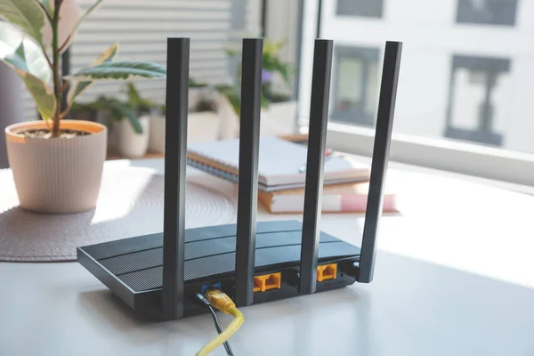 Router Med Antenner Vardagsrummet Begreppet Höghastighetsinternet — Stockfoto