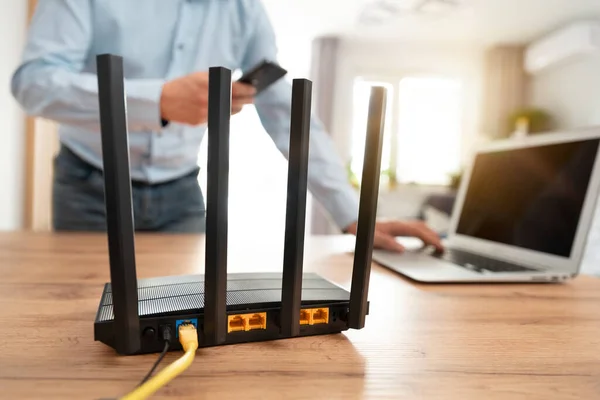 Uomo Che Utilizza Router Wireless Moderno Internet Alta Velocità — Foto Stock