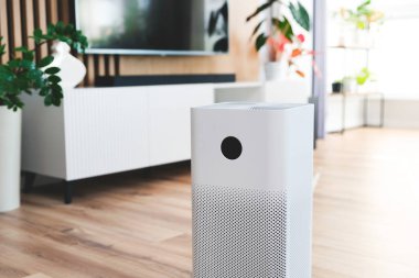 Evde hava temizleyicisi var. Temiz hava konsepti. Akıllı ev aygıtları