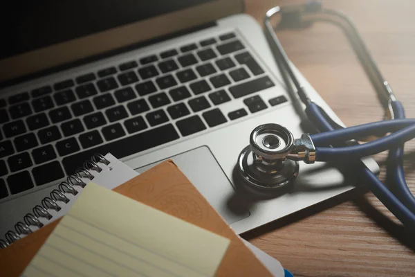 Ärztlicher Arbeitsplatz Mit Stethoskop Und Laptop Telemedizin — Stockfoto