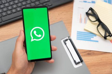 Wroclaw, Polonya - AUG 24, 2023: Whatsapp logosu ekranda. Whatsapp kurye, akıllı telefondan sosyal medya uygulaması