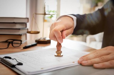 Ofiste çalışan noter. Avukat ya da avukat konsepti