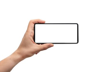 Beyaz arka planda izole edilmiş siyah akıllı telefon tutan adam el