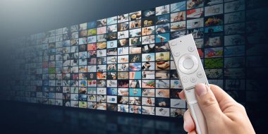 Multimedya duvarlı televizyon yayını. Uzaktan kumandalı birden fazla televizyon ekranı