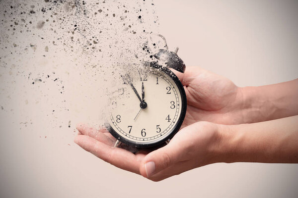 Concepto Fallecimiento Reloj Rompe Pedazos Reloj Despertador Viejo Las Manos — Foto de Stock