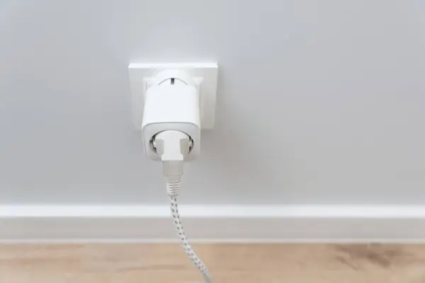 Akıllı Bir Evde Duvarda Kablosuz Akıllı Soketi Kullanmak Elektrik Tüketimini — Stok fotoğraf