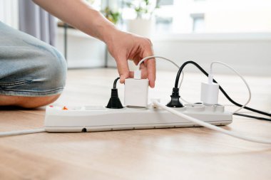 Evdeki prizin prizine elektrik prizi takın. Enerji verimliliği kavramı